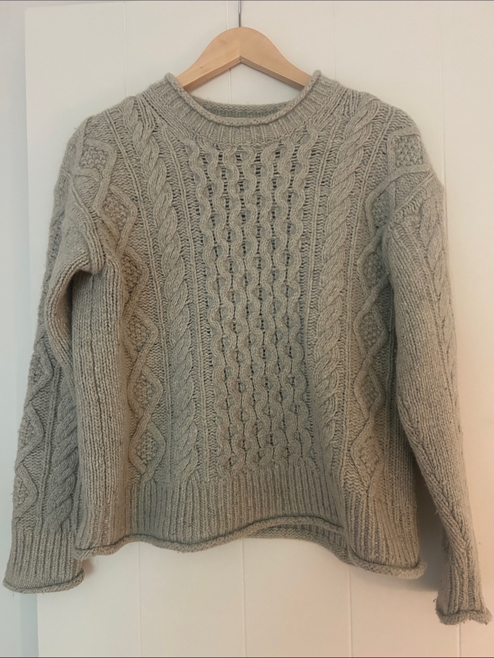 Womens Cable Knit Crewneck Sweater - Light Gray